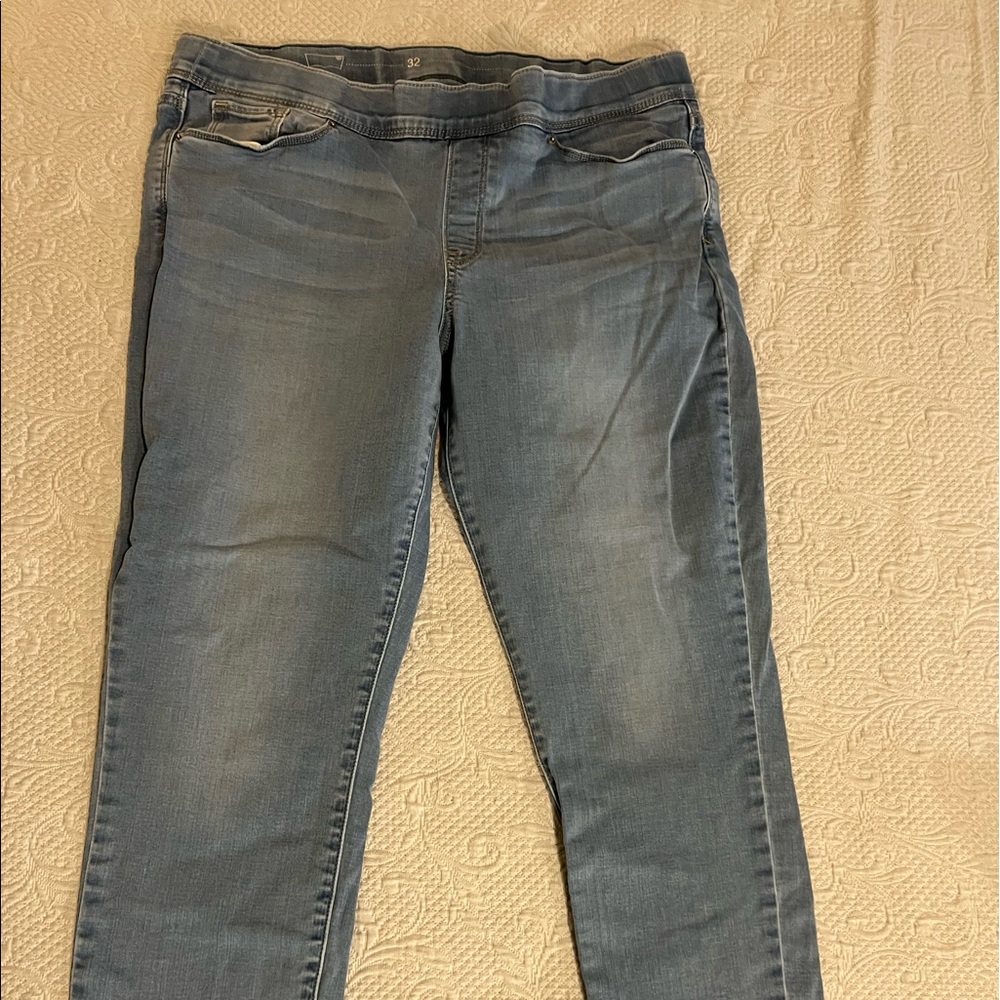 Levi’s pull on ankle length Jean light denim